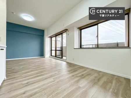 ���r���O �傫�ȑ����炽���Ղ�̗z���������閾�邢���r���O�B�J�����̂��郊�r���O�ŉƑ��c���̂��났�̎��Ԃ��߂����܂��B