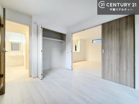 �m�� ���r���O�ɗאڂ����m���͉Ƒ��̃��C�t�X�^�C���ɍ��킹�ď_��Ɏg����֗��ȋ�ԁB�����J����΃��r���O�ƈ�̊��̂���L�X�Ƃ�����ԂɁA�߂�Η��q�p�̌��⃏�[�N�X�y�[�X�A�L�b�Y���[���Ƃ��Ă����􂵂܂��B