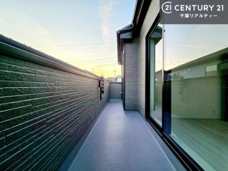 �o���R�j�[ �����ӂ�������o���R�j�[�́A�Ƒ��̐��󕨊������̃K�[�f�j���O�ɂ�����B��炵�ɐS�n�悳���v���X���܂��B