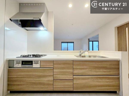 �L�b�`�� ��l�C�̑Ζʎ��V�X�e���L�b�`�����̗p���Ă��܂��I���Ƒ��̃R�~���j�P�[�V���������R�Ƒ�����݌v�ł��B
���q�l�ɂ��ڂ��͂��̂Ŋ������ł��ˁB�L�X�g���ĉ��K�ɍ�Ƃ��i�݂܂��B