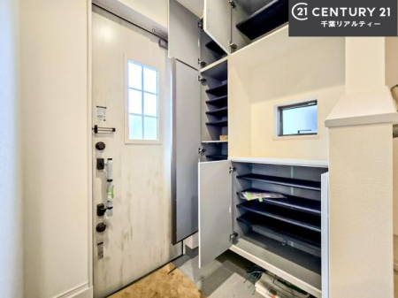 ���� �V���[�Y�{�b�N�X�t���Ȃ̂ŁA���ւ��Еt�����|�������₷���ł��I
�X�b�L���������ւŌ˂��J�����u�ԁA�������̂���S�n������Ԃ��o�}���Ă���܂��B
