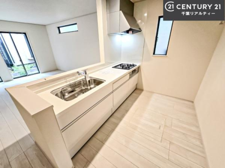 �L�b�`�� ��l�C�̑Ζʎ��V�X�e���L�b�`�����̗p���Ă��܂��I���Ƒ��̃R�~���j�P�[�V���������R�Ƒ�����݌v�ł��B
���q�l�ɂ��ڂ��͂��̂Ŋ������ł��ˁB�L�X�g���ĉ��K�ɍ�Ƃ��i�݂܂��I