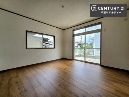 ���r���O �傫�ȑ����炽���Ղ�̗z���������閾�邢���r���O�B�J�����̂��郊�r���O�ŉƑ��c���̂��났�̎��Ԃ��߂����܂��B