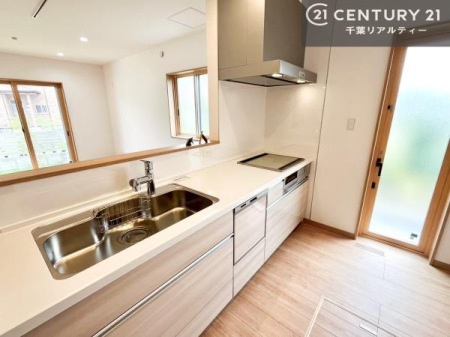 �L�b�`�� ��Ƃ肠�钲���X�y�[�X�ō�Ƃ����₷�����K�ȃL�b�`���ł��I
���q�l�ƈꏏ�ɂ��َq������y���߂�L�X�X�y�[�X�ł��B�y�����������ԂɂȂ肻���ł��ˁI