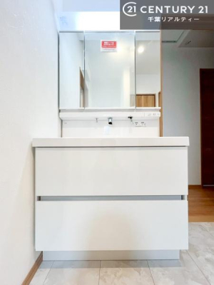 ���ʑ�E���ʏ� �O�ʋ��d�l�̐��ʏ��́A�g�����Ȃ݂����₷������I���͎��[�ɂȂ��Ă��܂��B�h���C���[�₨���ϓ����Еt������̂Ő��ʑ������X�b�L���ƌ����邱�Ƃ��o���܂��I