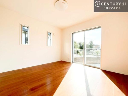 ���r���O �傫�ȑ����炽���Ղ�̗z���������閾�邢���r���O�B�J�����̂��郊�r���O�ŉƑ��c���̂��났�̎��Ԃ��߂����܂��B