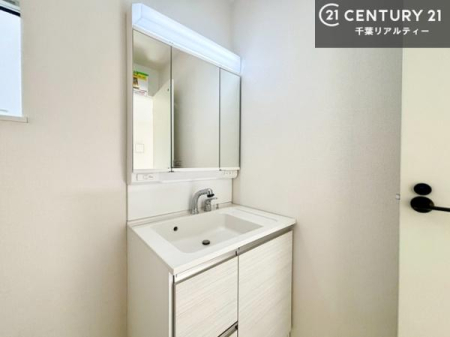 ���ʑ�E���ʏ� �O�ʋ��d�l�̐��ʏ��́A�g�����Ȃ݂����₷������I���͎��[�ɂȂ��Ă��܂��B�h���C���[�₨���ϓ����Еt������̂Ő��ʑ������X�b�L���ƌ����邱�Ƃ��o���܂��I