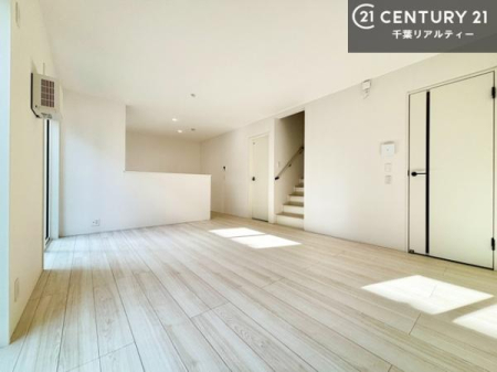 ���r���O ��؂ȉƑ����W�܂邩�炱��LDK�ɂ͂�����肽���B
�q�����������C�ɏ΂��Ȃ��瑖�����Ă���p�����������u�L���Ƃɂ��ėǂ������v�Ǝv���u�Ԃł��B