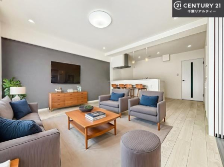 ���r���O �Ƌ��CG�p�[�X�ł��B�S�n�ǂ����r���O�͉Ƒ������R�ƏW�܂�܂��B�Ƒ��c�R�̎��Ԃ����������ł��B���Ƒ��ƁA����w�[���������Ԃ��߂��������ł��ˁB���邭�J���I�ȋ�Ԃł��B