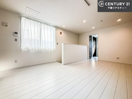 ���r���O ��؂ȉƑ����W�܂邩�炱��LDK�ɂ͂�����肽���B
�q�����������C�ɏ΂��Ȃ��瑖�����Ă���p�����������u�L���Ƃɂ��ėǂ������v�Ǝv���u�Ԃł��B