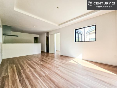 ���r���O �傫�ȑ����炽���Ղ�̗z���������閾�邢���r���O�B�J�����̂��郊�r���O�œ��X�̔��������܂��B