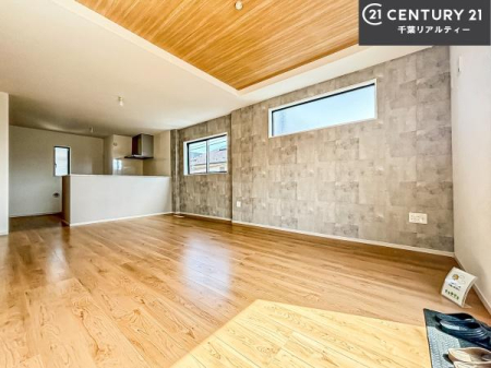 ���r���O �傫�ȑ����炽���Ղ�̗z���������閾�邢���r���O�B�J�����̂��郊�r���O�ŉƑ��c���̂��났�̎��Ԃ��߂����܂��B