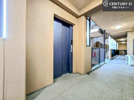 ���̑����p�� �G���x�[�^�[�����ŁA�����̈ړ����X���[�Y�B��K�ւ̃A�N�Z�X�����K�Ȃ��߁A���N�z�̕��⏬���Ȃ��q���܂����邲�ƒ�ɂ����S�ł��B���K���Ɨ��֐������˔������Z�܂��ł��B