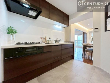 �L�b�`�� �V�i�̕Ǖt���L�b�`���́A���ꂪ��тɂ������������ȒP�B��������Ƃ����z�u�ŋ�Ԃ��L���g���A�����̉Ǝ������K�ɐi�݂܂��B