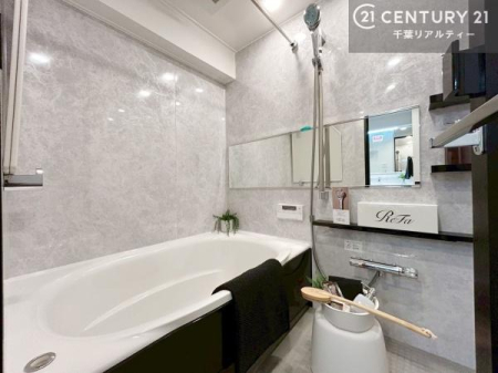 ���� ���������ӂ�郊�t�@�̃V�����[�w�b�h������������B���C�h�~���[����Ԃ��L�������A�����̃o�X�^�C�������ʂȃ����b�N�X�^�C���ɁB