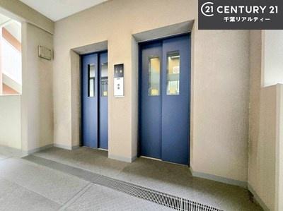 ���̑����p�� �G���x�[�^�[�����ŁA�����̈ړ����X���[�Y�B��K�ւ̃A�N�Z�X�����K�Ȃ��߁A���N�z�̕��⏬���Ȃ��q���܂����邲�ƒ�ɂ����S�ł��B���K���Ɨ��֐������˔������Z�܂��ł��B