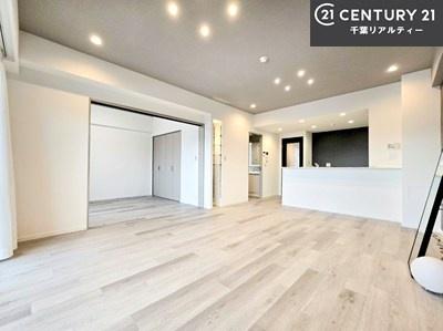 ���r���O �V��ɖ��ߍ��܂ꂽ�_�E�����C�g���㎿�ȋ�Ԃ����o�B
�V���v���Ȃ���������ꂽ���r���O�f�U�C���B