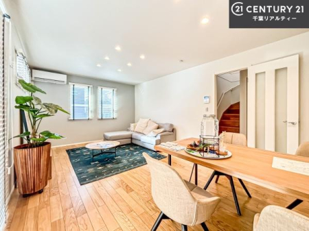 ���r���O �傫�ȑ����炽���Ղ�̗z���������閾�邢���r���O�B�J�����̂��郊�r���O�ŉƑ��c���̂��났�̎��Ԃ��߂����܂��B