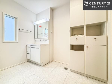 ���ʑ�E���ʏ� �O�ʋ��d�l�̐��ʏ��́A�g�����Ȃ݂����₷������I���͎��[�ɂȂ��Ă��܂��B�h���C���[�₨���ϓ����Еt������̂Ő��ʑ������X�b�L���ƌ����邱�Ƃ��o���܂��I