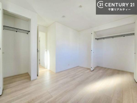 �m�� �S�����Ɏ��[�X�y�[�X������Ă���A�ߗނ�G�ߕ��A���p�i�܂ł�������Ǝ��܂�܂��B�e�������ƂɎ��[�����邽�߁A������Ԃ���������ƕۂ��₷���A�Ƌ�̔z�u�����₷���Ԏ��ł��B