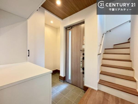 ���� �V���[�Y�{�b�N�X�t���Ȃ̂ŁA���ւ��Еt�����|�������₷���ł��I
�X�b�L���������ւŌ˂��J�����u�ԁA�������̂���S�n������Ԃ��o�}���Ă���܂��B