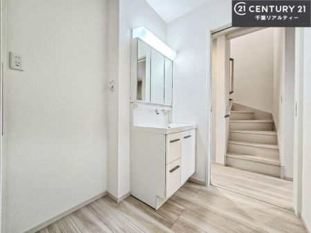 ���ʑ�E���ʏ� �O�ʋ��d�l�̐��ʏ��́A�g�����Ȃ݂����₷������I���͎��[�ɂȂ��Ă��܂��B�h���C���[�₨���ϓ����Еt������̂Ő��ʑ������X�b�L���ƌ����邱�Ƃ��o���܂��I