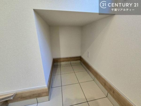 ���[ �K�i�̉��̃X�y�[�X�𖳑ʂȂ����[�X�y�[�X�ɁI���q�l�̊O�V�уO�b�Y�Ȃǂ��܂��ĕ֗��ȃX�y�[�X�ł��I