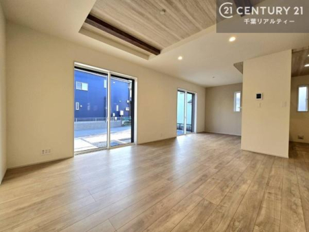 ���r���O �傫�ȑ����炽���Ղ�̗z���������閾�邢���r���O�B�J�����̂��郊�r���O�ŉƑ��c���̂��났�̎��Ԃ��߂����܂��B