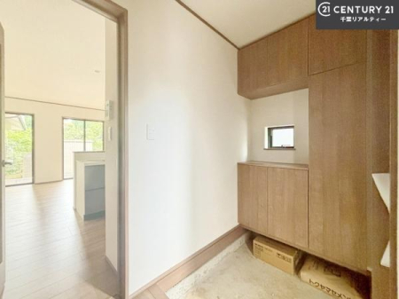 ���� �V���[�Y�{�b�N�X�t���Ȃ̂ŁA���ւ��Еt�����|�������₷���ł��I
�X�b�L���������ւŌ˂��J�����u�ԁA�������̂���S�n������Ԃ��o�}���Ă���܂��B
