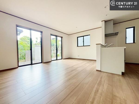 ���r���O �傫�ȑ����炽���Ղ�̗z���������閾�邢���r���O�B�J�����̂��郊�r���O�ŉƑ��c���̂��났�̎��Ԃ��߂����܂��B