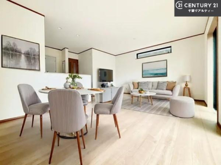 ���r���O �Ƌ��CG�p�[�X�ł��B��؂ȉƑ����W�܂邩�炱��LDK�ɂ͂�����肽���B
�q�����������C�ɏ΂��Ȃ��瑖�����Ă���p�����������u�L���Ƃɂ��ėǂ������v�Ǝv���u�Ԃł��B