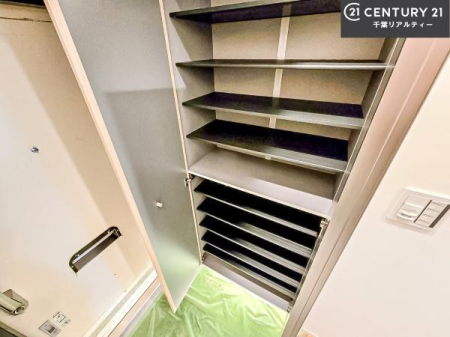 ���� �V���[�Y�{�b�N�X�t���Ȃ̂ŁA���ւ��Еt�����|�������₷���ł��I
�X�b�L���������ւŌ˂��J�����u�ԁA�������̂���S�n������Ԃ��o�}���Ă���܂��B
