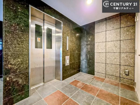 ���̑����p�� �G���x�[�^�[�����ŁA�����̈ړ����X���[�Y�B��K�ւ̃A�N�Z�X�����K�Ȃ��߁A���N�z�̕��⏬���Ȃ��q���܂����邲�ƒ�ɂ����S�ł��B���K���Ɨ��֐������˔������Z�܂��ł��B