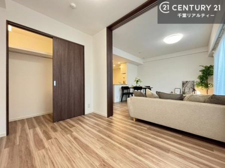 �m�� ���r���O�ɗאڂ����m���͉Ƒ��̃��C�t�X�^�C���ɍ��킹�ď_��Ɏg����֗��ȋ�ԁB�����J����΃��r���O�ƈ�̊��̂���L�X�Ƃ�����ԂɁA�߂�Η��q�p�̌��⃏�[�N�X�y�[�X�A�L�b�Y���[���Ƃ��Ă����􂵂܂��B