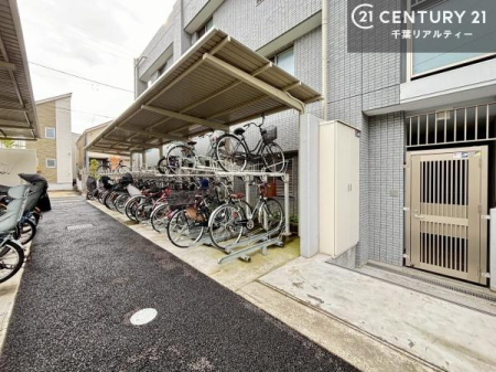 ���̑����p�� ���֏ꊮ���ŁA���q���܂̎��]�Ԃ�ʋΗp�̎��]�Ԃ����S���Ēu���܂��B���Ƒ��ɂ����ꂵ���֗��Ȑݔ��ł��B