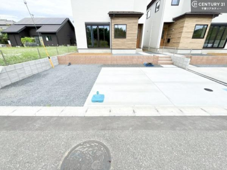 ���ԏ� ���ԃX�y�[�X��2�䕪����܂��I�Z�J���h�J�[�͂������A�o�C�N�⎩�]�ԂȂǂ��u���ꏊ�ɍ���܂���B�iOP3��j