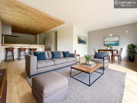 ���r���O �Ƌ��CG�p�[�X�ł��B�J�����̂���L�XLDK�I�\�t�@�[��_�C�j���O�e�[�u����u���Ă������ɂȂ�Ȃ��̂ŉ��K�ɉ߂����܂��I
�R�~���j�P�[�V���������₷�����r���O�ł��I