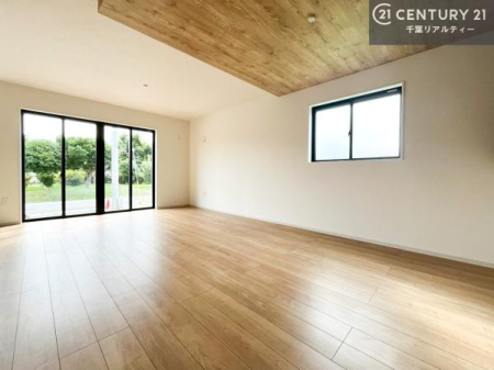 ���r���O �傫�ȑ����炽���Ղ�̗z���������閾�邢���r���O�B�J�����̂��郊�r���O�ŉƑ��c���̂��났�̎��Ԃ��߂����܂��B