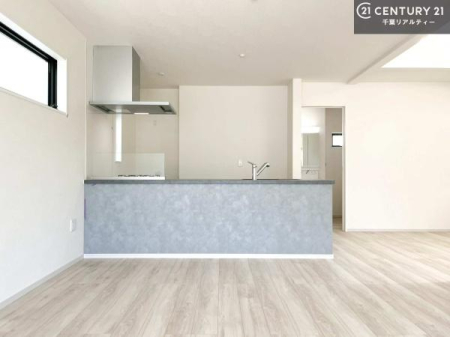 ���r���O �y���d�l�z�S�n�ǂ����r���O�͉Ƒ������R�ƏW�܂�܂��B�Ƒ��c�R�̎��Ԃ����������ł��B���Ƒ��ƁA����w�[���������Ԃ��߂��������ł��ˁB���邭�J���I�ȋ�Ԃł��B