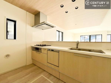 �L�b�`�� ��l�C�̑Ζʎ��V�X�e���L�b�`�����̗p���Ă��܂��I���Ƒ��̃R�~���j�P�[�V���������R�Ƒ�����݌v�ł��B
���q�l�ɂ��ڂ��͂��̂Ŋ������ł��ˁB�L�X�g���ĉ��K�ɍ�Ƃ��i�݂܂��B