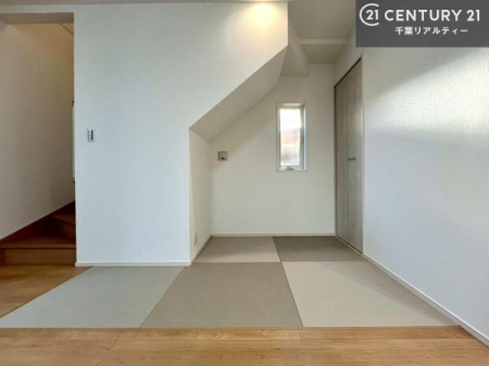 ���̑����� ���r���O�ɗאڂ����^�^�~�R�[�i�[�͉Ǝ��̍��Ԃ̋x�e��L�b�Y�X�y�[�X�ɂ��҂�����I
