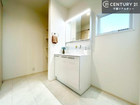 ���ʑ�E���ʏ� �O�ʋ��d�l�̐��ʏ��́A�g�����Ȃ݂����₷������I���͎��[�ɂȂ��Ă��܂��B�h���C���[�₨���ϓ����Еt������̂Ő��ʑ������X�b�L���ƌ����邱�Ƃ��o���܂��I