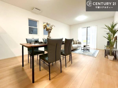 ���r���O �傫�ȑ����炽���Ղ�̗z���������閾�邢���r���O�B�J�����̂��郊�r���O�ŉƑ��c���̂��났�̎��Ԃ��߂����܂��B