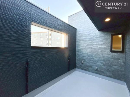 �o���R�j�[ �������Ղ�ǂŃv���C�o�V�[�ɔz�����ꂽ�v���C�x�[�g�o���R�j�[�B�`�F�A��O���[����z�u���āA�x���͉Ƒ��ł̂�т�o���R�j�[���Ԃ��y���߂܂��I