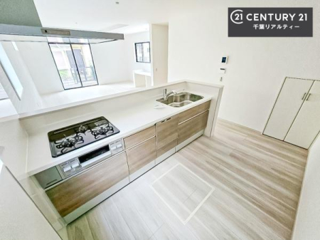 �L�b�`�� ��Ƃ肠�钲���X�y�[�X�ō�Ƃ����₷�����K�ȃL�b�`���ł��I
���q�l�ƈꏏ�ɂ��َq������y���߂�L�X�X�y�[�X�ł��B�y�����������ԂɂȂ肻���ł��ˁI