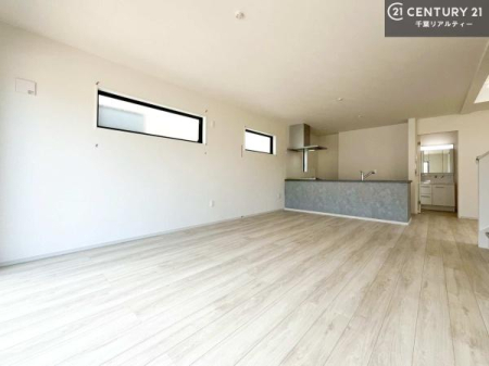 ���r���O �y���d�l�z�S�n�ǂ����r���O�͉Ƒ������R�ƏW�܂�܂��B�Ƒ��c�R�̎��Ԃ����������ł��B���Ƒ��ƁA����w�[���������Ԃ��߂��������ł��ˁB���邭�J���I�ȋ�Ԃł��B