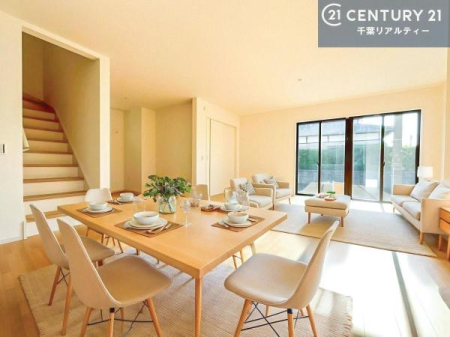 ���r���O �Ƌ��CG�p�[�X�ł��B�J�����̂���L�XLDK�I�\�t�@�[��_�C�j���O�e�[�u����u���Ă������ɂȂ�Ȃ��̂ŉ��K�ɉ߂����܂��I�R�~���j�P�[�V���������₷�����r���O�ł��I