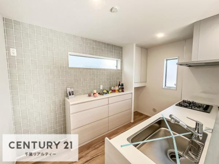 �L�b�`�� ��l�C�̃J�b�v�{�[�h�t���̑Ζʎ��V�X�e���L�b�`�����̗p���Ă��܂��I���Ƒ��̃R�~���j�P�[�V���������R�Ƒ�����݌v�ł��B
���[�X�y�[�X���L�x�ŁA�����X�y�[�X���X�b�L���ƕЕt���Ђ�`�����p�ł��܂��I