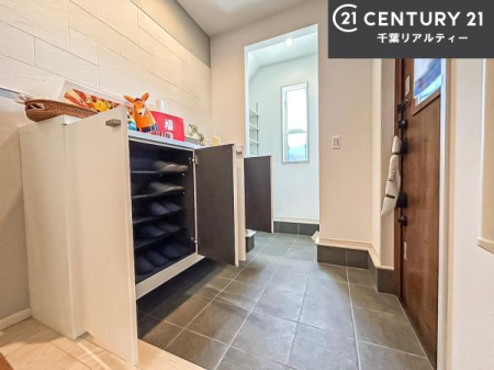 ���� �V���[�Y�{�b�N�X�t���Ȃ̂ŁA���ւ��Еt�����|�������₷���ł��I
�X�b�L���������ւŌ˂��J�����u�ԁA�������̂���S�n������Ԃ��o�}���Ă���܂��B

