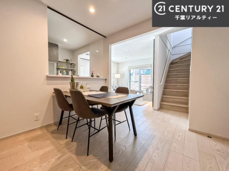 ���r���O ��؂ȉƑ����W�܂邩�炱��LDK�ɂ͂�����肽���B
�q�����������C�ɏ΂��Ȃ��瑖�����Ă���p�����������u�L���Ƃɂ��ėǂ������v�Ǝv���u�Ԃł��B